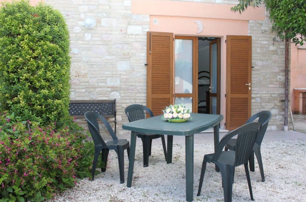1 MAGGIO ad Assisi in appartamento con cucina e giardino attrezzato