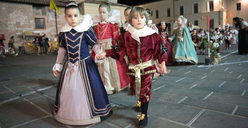 Sfilate storiche con bambini in Umbria