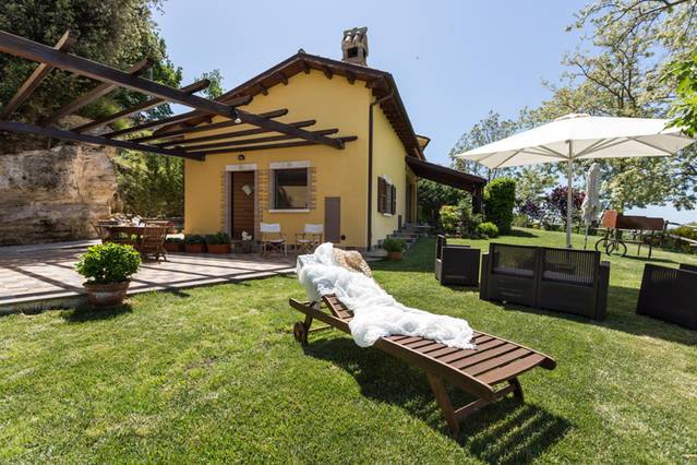 Offerta 25 Aprile in casa vacanze vicino Terni con piscina, giardino e barbecue