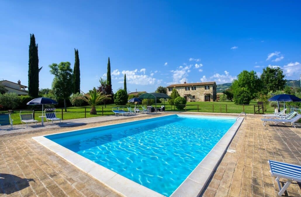 Offerta AGOSTO ad Assisi in Casale con appartamenti, piscina e parco giochi