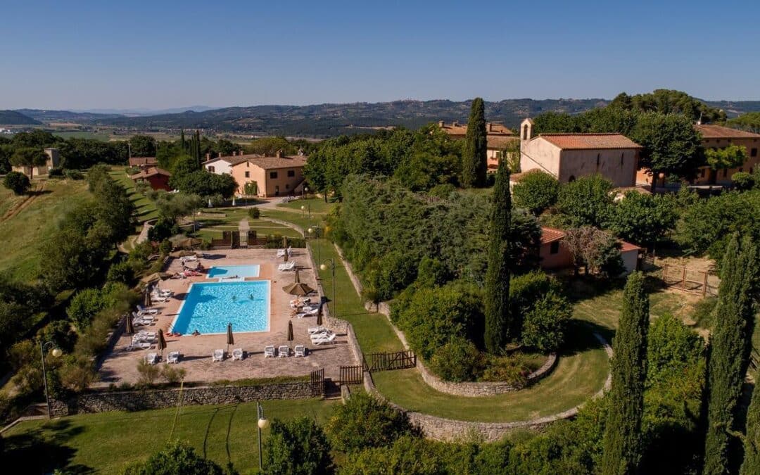 La Tenuta del Divin Pittore – Borgo diffuso con appartamenti, ristorante, fattoria e piscina tra Umbria e Toscana