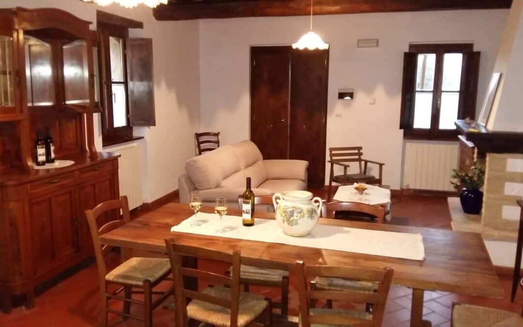 Casale per 28 persone con salone con camino per il CAPODANNO in Umbria