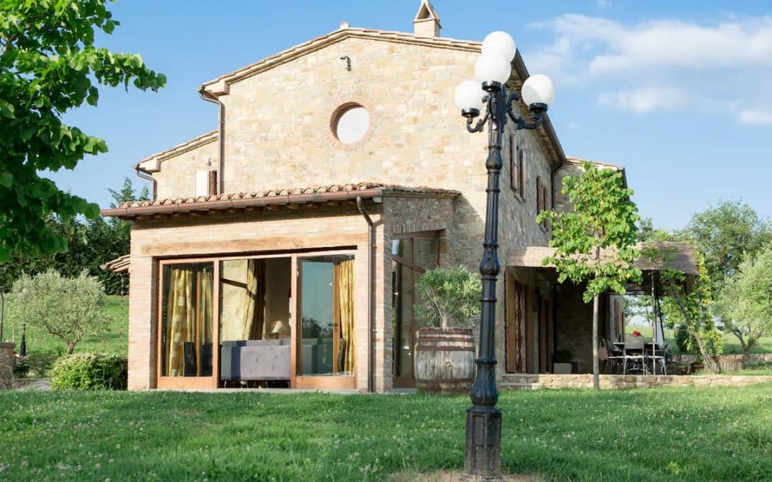 Lastsecond SAN VALENTINO in villa in esclusiva nelle campagne tra Umbria e Toscana