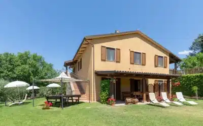 Intero casale 24 posti con salone con camino per CAPODANNO ad Assisi