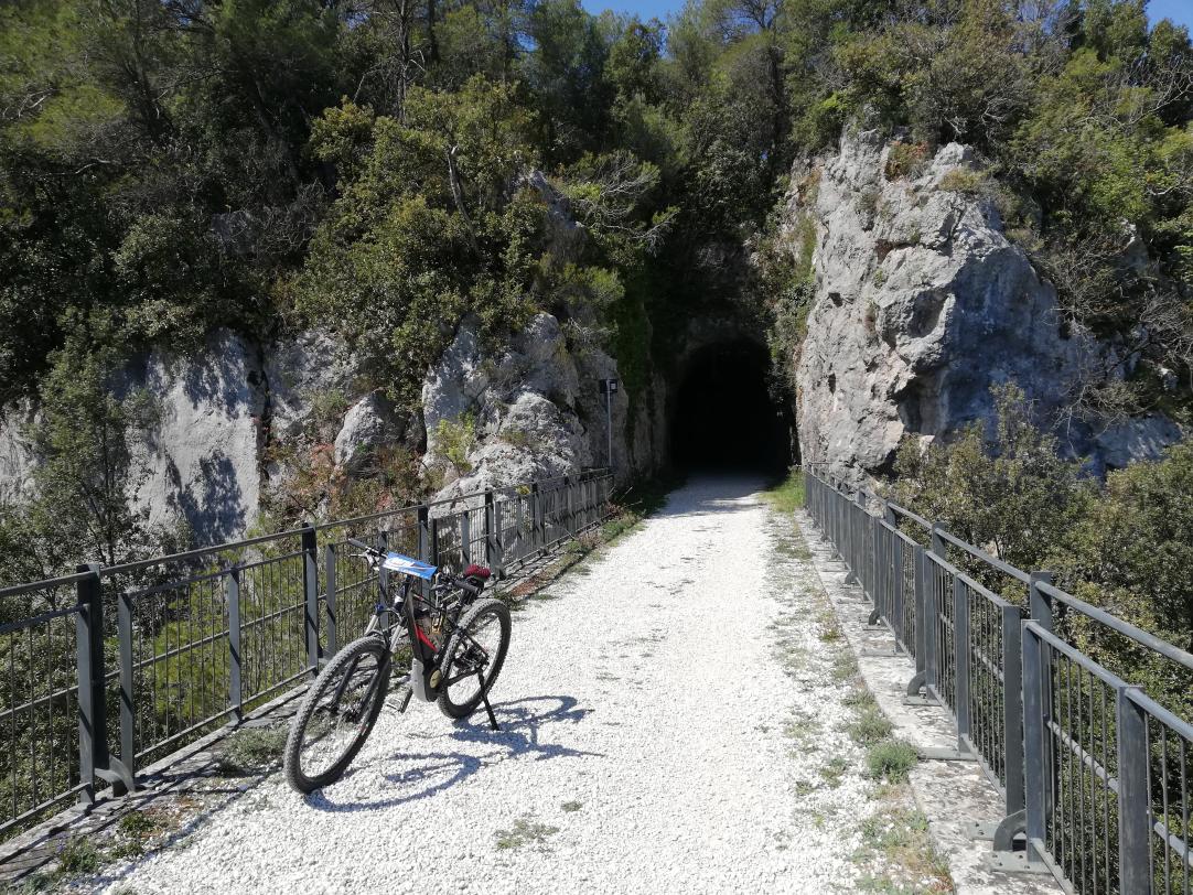 Pedalare lungo la Spoleto Norcia con bambini durante un itinerario di un weekend in Umbria